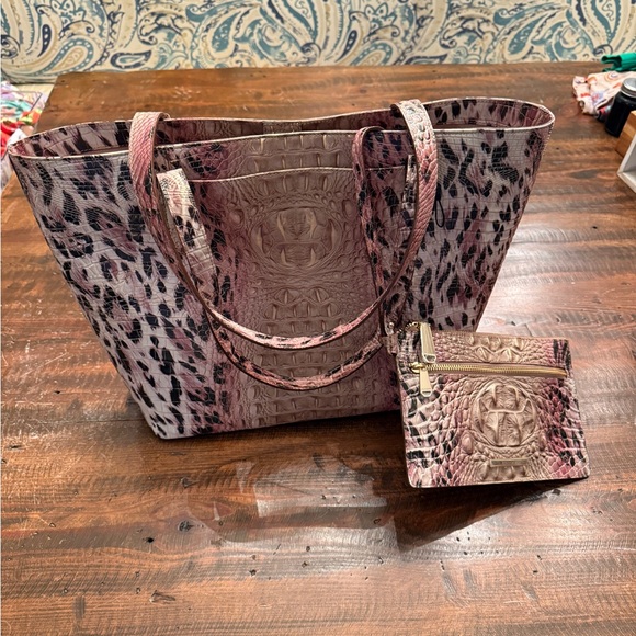 Brahmin NEW Elegant tan/mauve Patterned Tote Bag - Picture 4 of 11